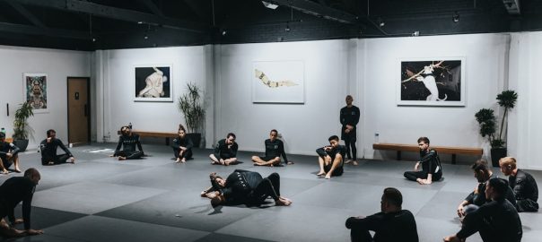 ピラティスのグループレッスン、初心者は何する？“ついていけない”不安が消える準備と当日の流れ